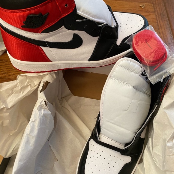 Retro Jordan 1’s satin heal black toe